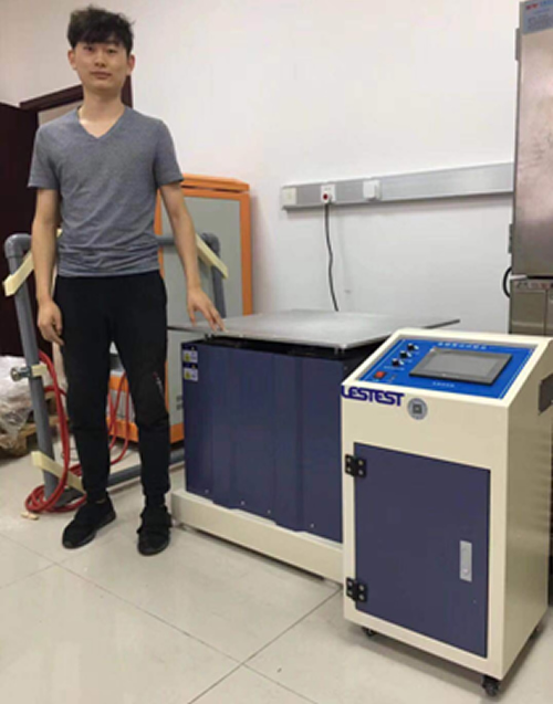 客户与六度一体机振动台合影